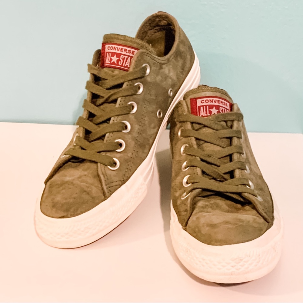Converse suede low tops, women’s size 7. Used, like new! Barely worn.